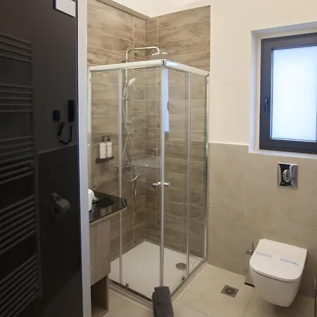 Akrothea & Lounge فندق تريبوليس