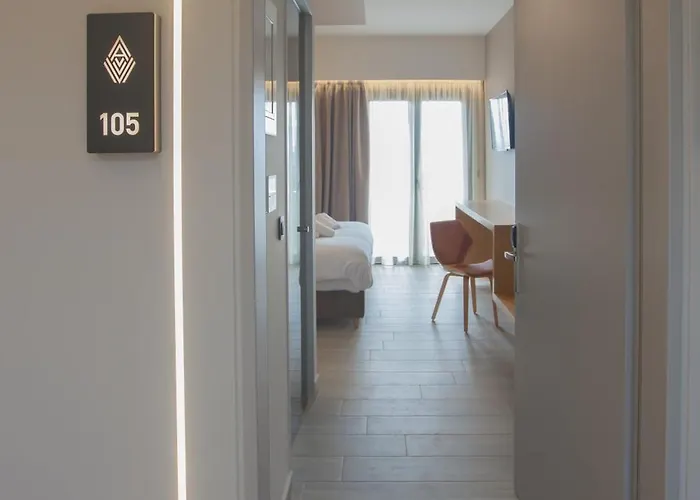 Akrothea & Lounge Hotel