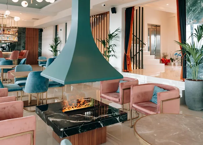 Hotel Akrothea & Lounge