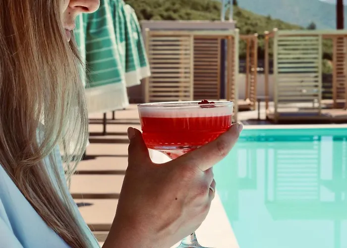 Hotel Akrothea & Lounge