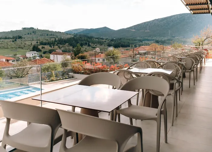 Szálloda Akrothea & Lounge Trípoli