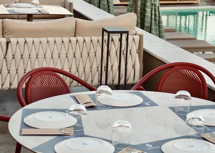 Hotel Akrothea & Lounge *